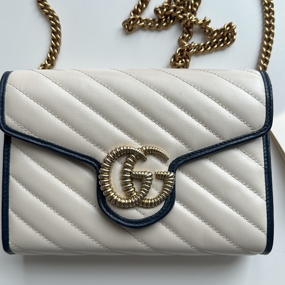 Gucci Vintage Effect GG Marmont Mini Wallet on Chain - Picture 2 of 8